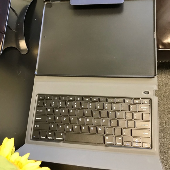 12.9 IPad case with Bluetooth wireless keyboard - Picture 2 of 5